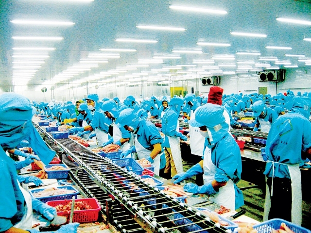 Việc đứt gãy các chuỗi giá trị và cung ứng trong các ngành sản xuất trong nước sẽ ảnh hưởng nghiêm trọng đến an sinh xã hội cũng như kinh tế Việt Nam.