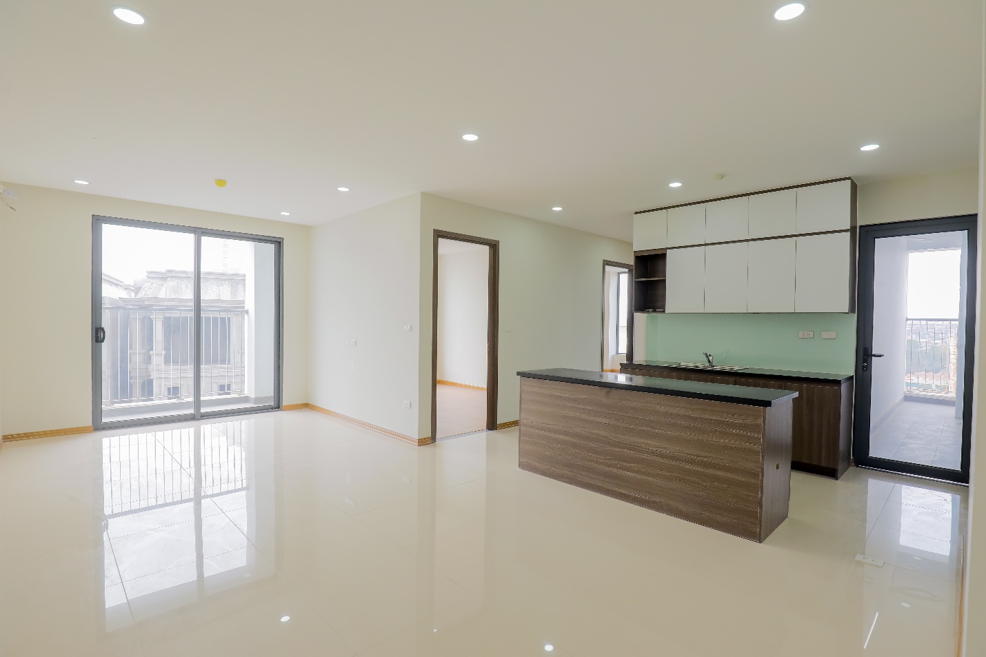 Căn hộ Rose Town b&agrave;n giao hệ thống nội thất chất lượng cao như trần thạch cao, s&agrave;n gạch ceramic, hệ thống cửa, tủ bếp, thiết bị vệ sinh&hellip;