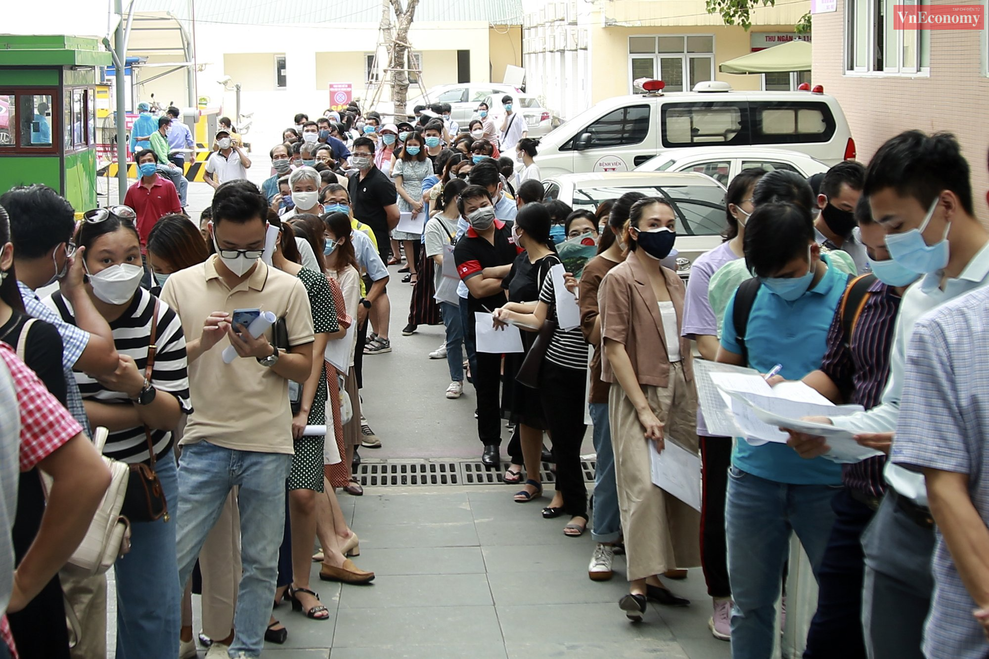 Hàng trăm người chờ tiêm vaccine Covid-19 tại Bệnh viện E, chiều 22/7. Ảnh: Phương Thảo.