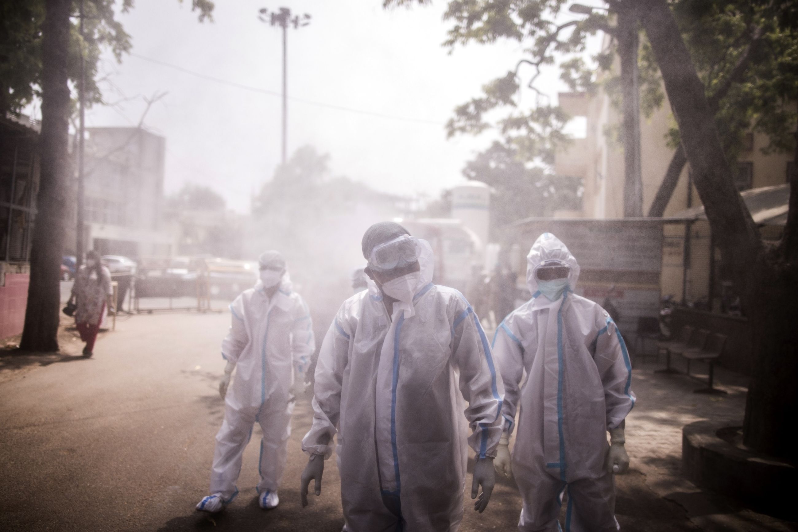 Nhân viên y tế tuyến đầu phun khử khuẩn tại một bệnh viện dã chiến ở bang Uttar Pradesh, Ấn Độ, tháng 5/2021 - Ảnh: Bloomberg.