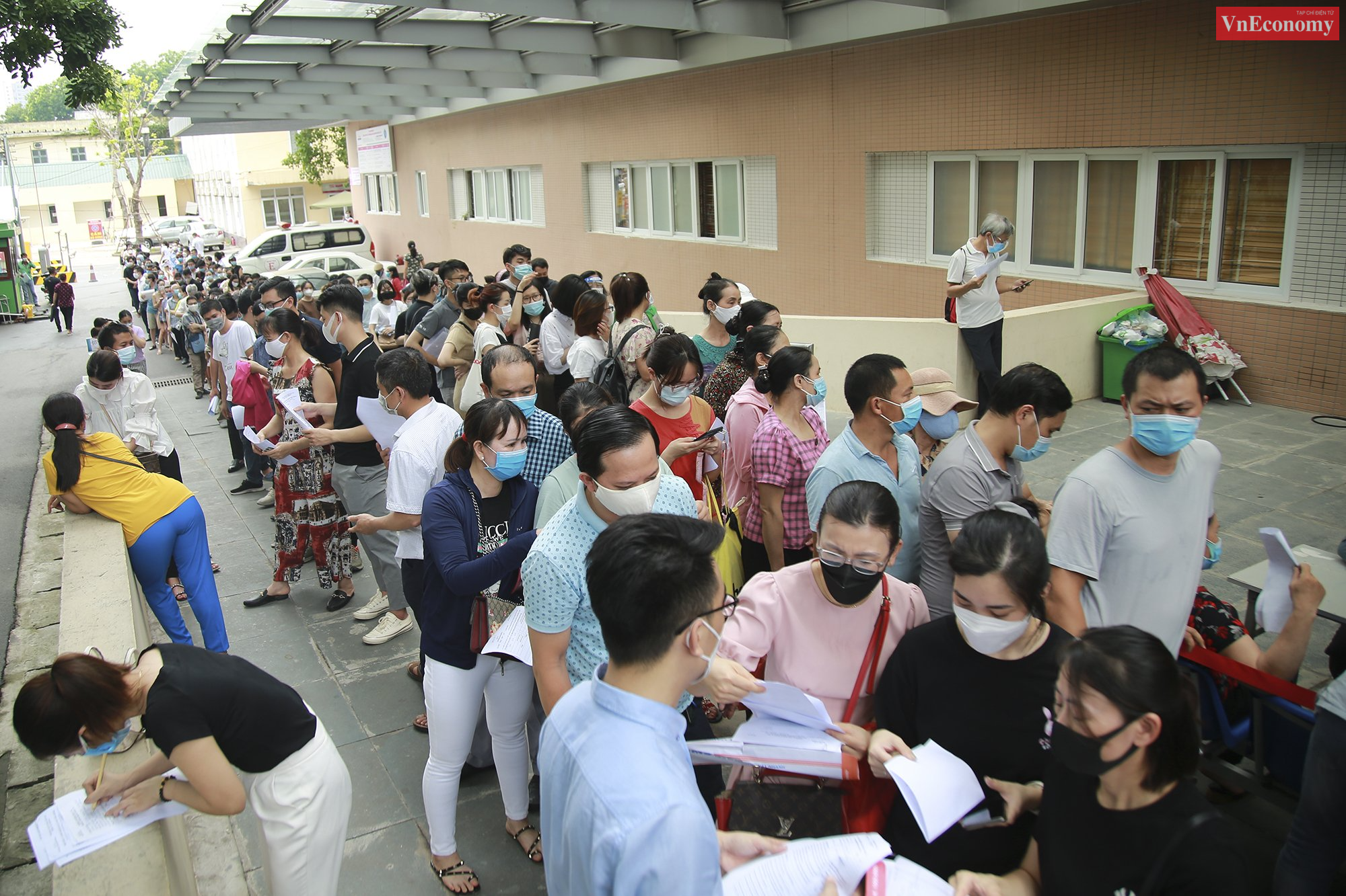 Hàng trăm nhân viên một số doanh nghiệp trên địa bàn Hà Nội chen nhau trong khuôn viên Bệnh viện E để đăng ký tiêm vaccine phòng Covid-19. Ảnh: Phương Thảo