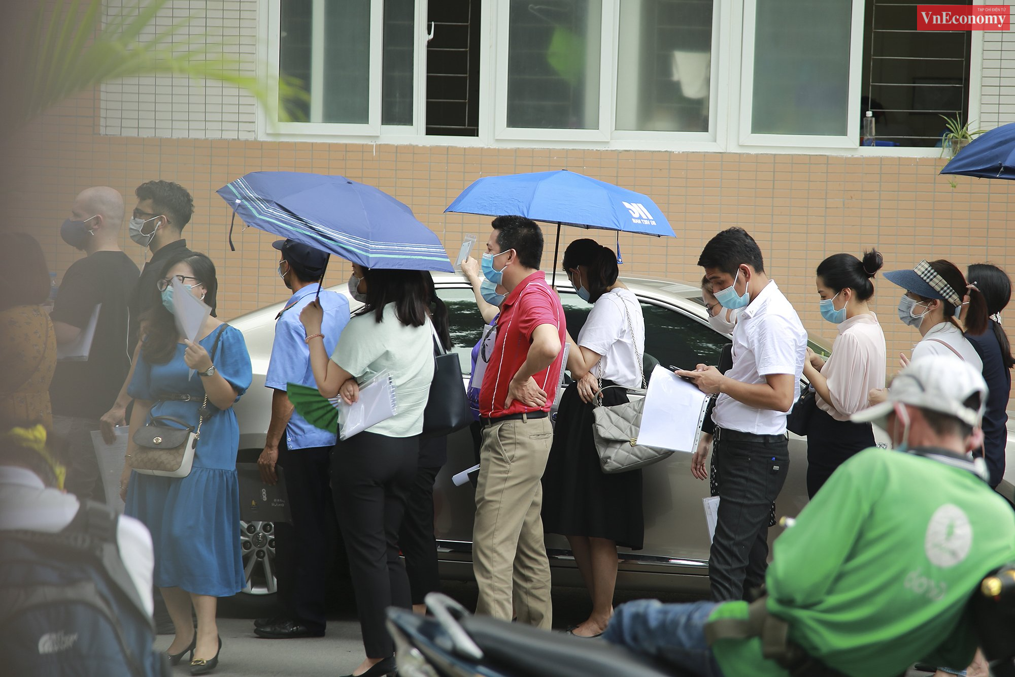 Người d&acirc;n xếp h&agrave;ng d&agrave;i từ ngo&agrave;i cổng v&agrave;o đến sảnh t&ograve;a nh&agrave; bệnh viện (phố Trần Cung, phường Cổ Nhuế 1, quận Bắc Từ Li&ecirc;m), chen ch&uacute;c, kh&ocirc;ng đảm bảo gi&atilde;n c&aacute;ch. Ảnh: Phương Thảo