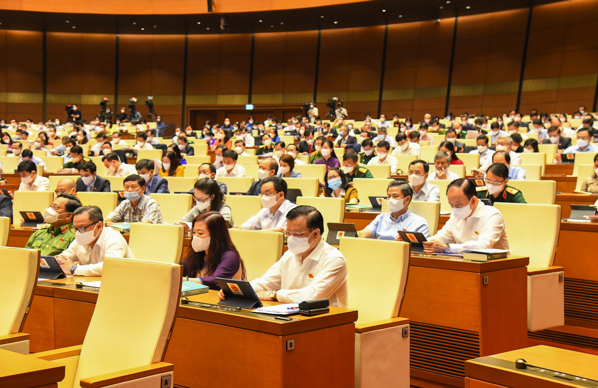 C&aacute;c đại biểu Quốc hội tham dự phi&ecirc;n họp tại hội trường Di&ecirc;n Hồng s&aacute;ng 22/7 - Ảnh: Quochoi.vn