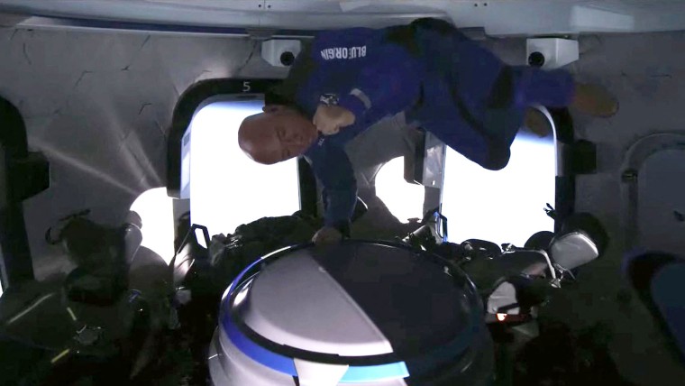 Tỷ ph&uacute; Jeff Bezos ở trạng th&aacute;i kh&ocirc;ng trọng lực trong chuyến bay h&ocirc;m 20/7 - Ảnh: NBC News