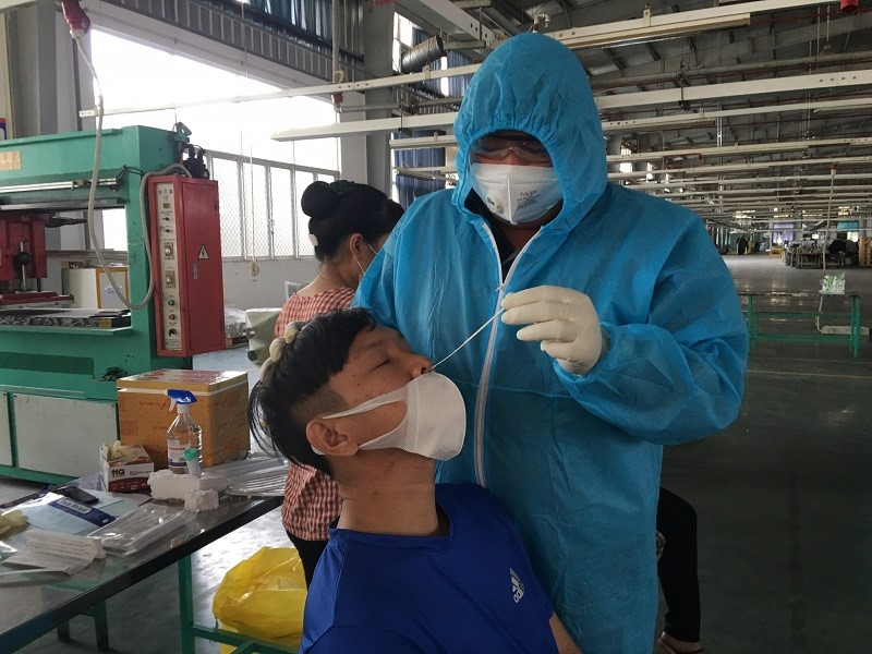 Thực hiện lấy mẫu xét nghiệm cho công nhân ngay tại công ty.