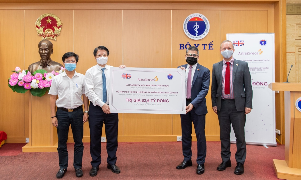 Thứ trưởng Bộ Y tế Trương Quốc Cường đã tiếp nhận 150.000 hộp thuốc trị giá 62,6 tỷ đồng từ Công ty AstraZeneca.