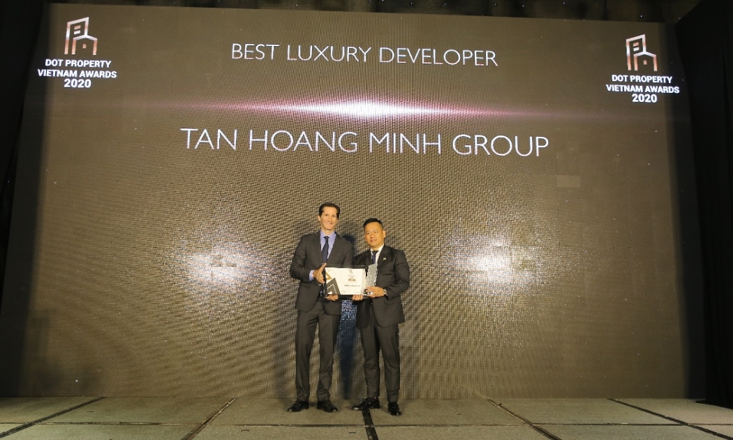 Đại diện Tân Hoàng Minh nhận giải “Nhà phát triển bất động sản cao cấp tốt nhất Việt Nam 2020”.