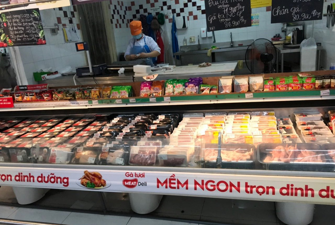 Tại các siêu thị, hàng hóa được thường xuyên bổ sung lên kệ, số lượng dồi dào, chủng loại phong phú, không hề xuất hiện các kệ hàng trống.