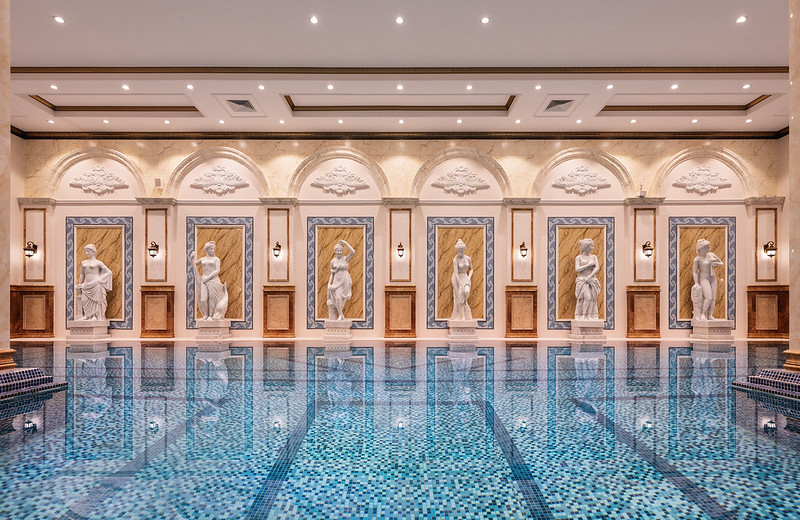 D&rsquo;. Palais Louis sở hữu cụm bể bơi bốn m&ugrave;a cực k&igrave; độc đ&aacute;o nằm tr&ecirc;n độ cao 120m tại tầng m&aacute;i t&ograve;a nh&agrave;.