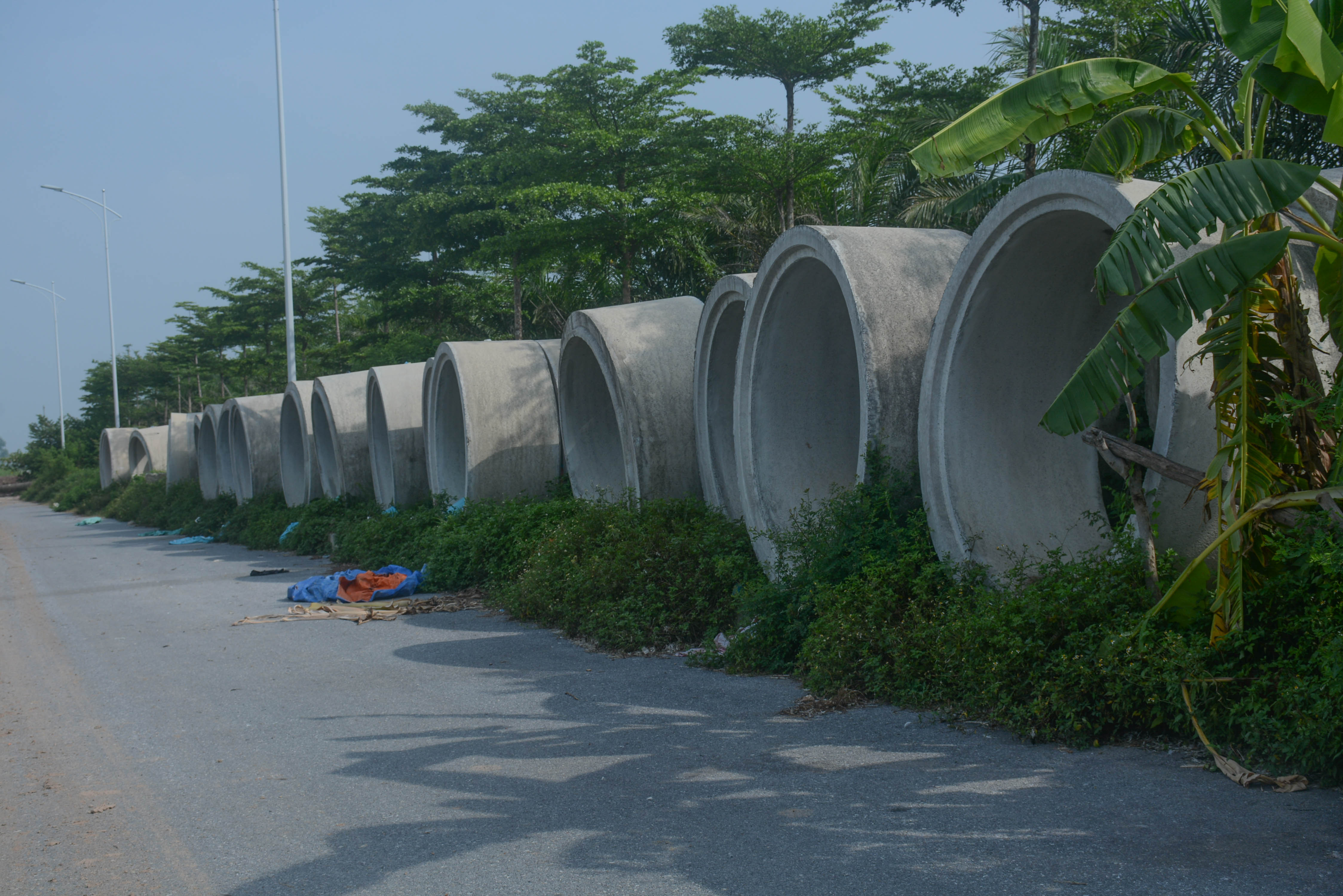 Dự &aacute;n vẫn đang thi c&ocirc;ng dang dở, vật liệu x&acirc;y dựng tập kết l&acirc;u ng&agrave;y chưa thi c&ocirc;ng bị c&acirc;y, cỏ bủa v&acirc;y.