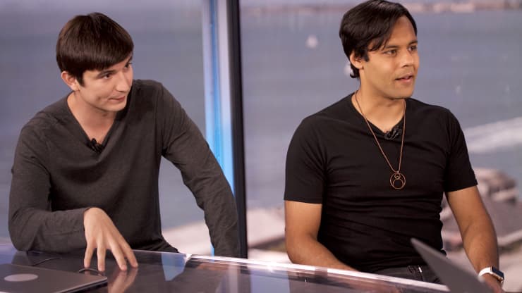Vlad Tenev (trái) và Baiji Bhatt, hai nhà sáng lập của ứng dụng giao dịch cổ phiếu Robinhood - Ảnh: CNBC.