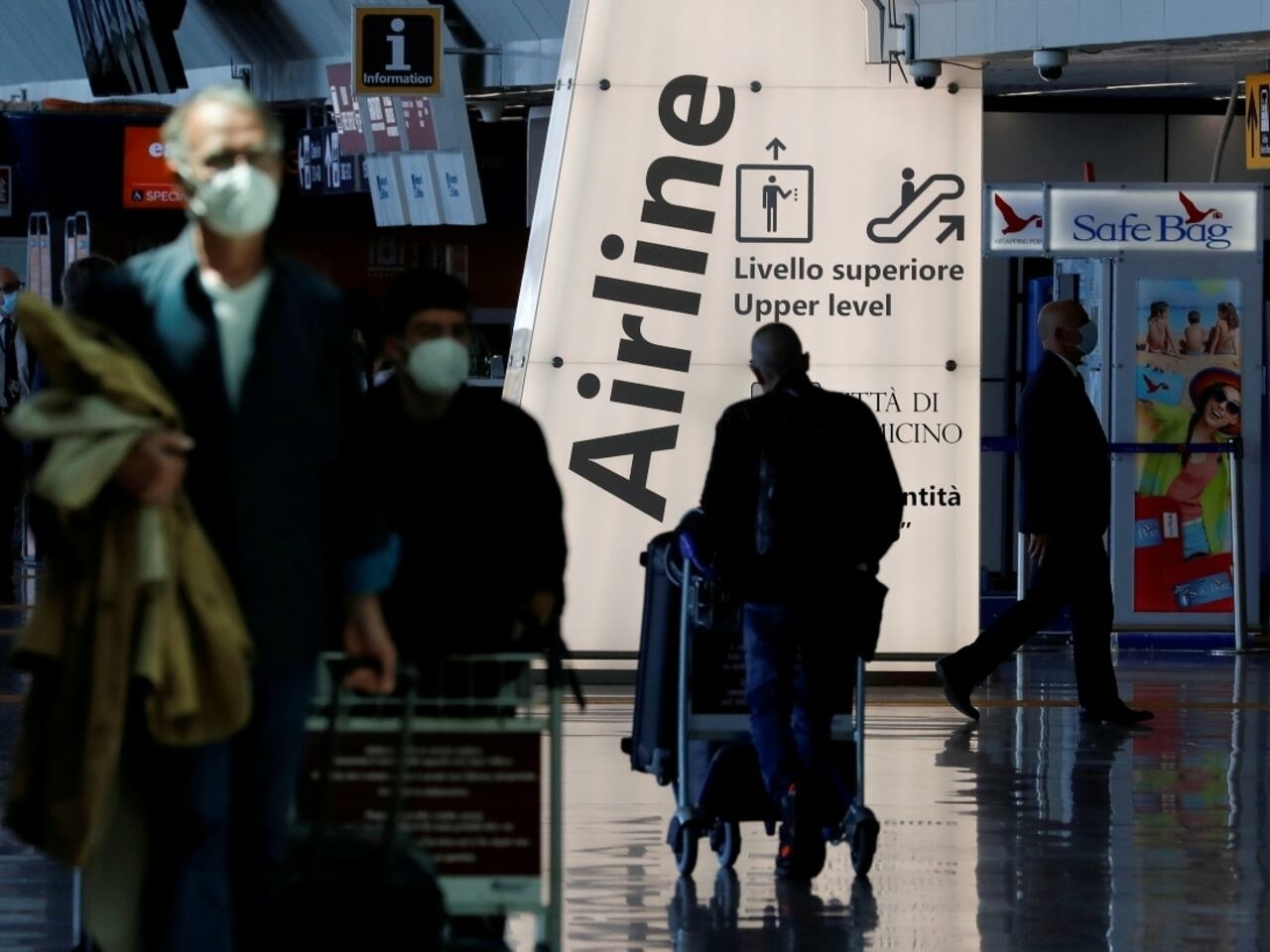 H&agrave;nh kh&aacute;ch tại s&acirc;n bay Fiumicino gần Rome, Italy ng&agrave;y 17/5 - Ảnh: Reuters