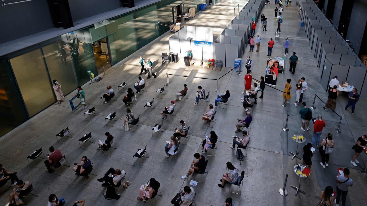 Người d&acirc;n London xếp h&agrave;ng chờ ti&ecirc;m vaccine - Ảnh: Getty Images