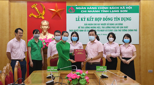 Đại diện NHCSXH tỉnh và đại diện Công ty TNHH Vận tải Công nghệ Mai Linh Lạng Sơn ký kết hợp đồng tín dụng trả lương ngừng việc cho người lao động.