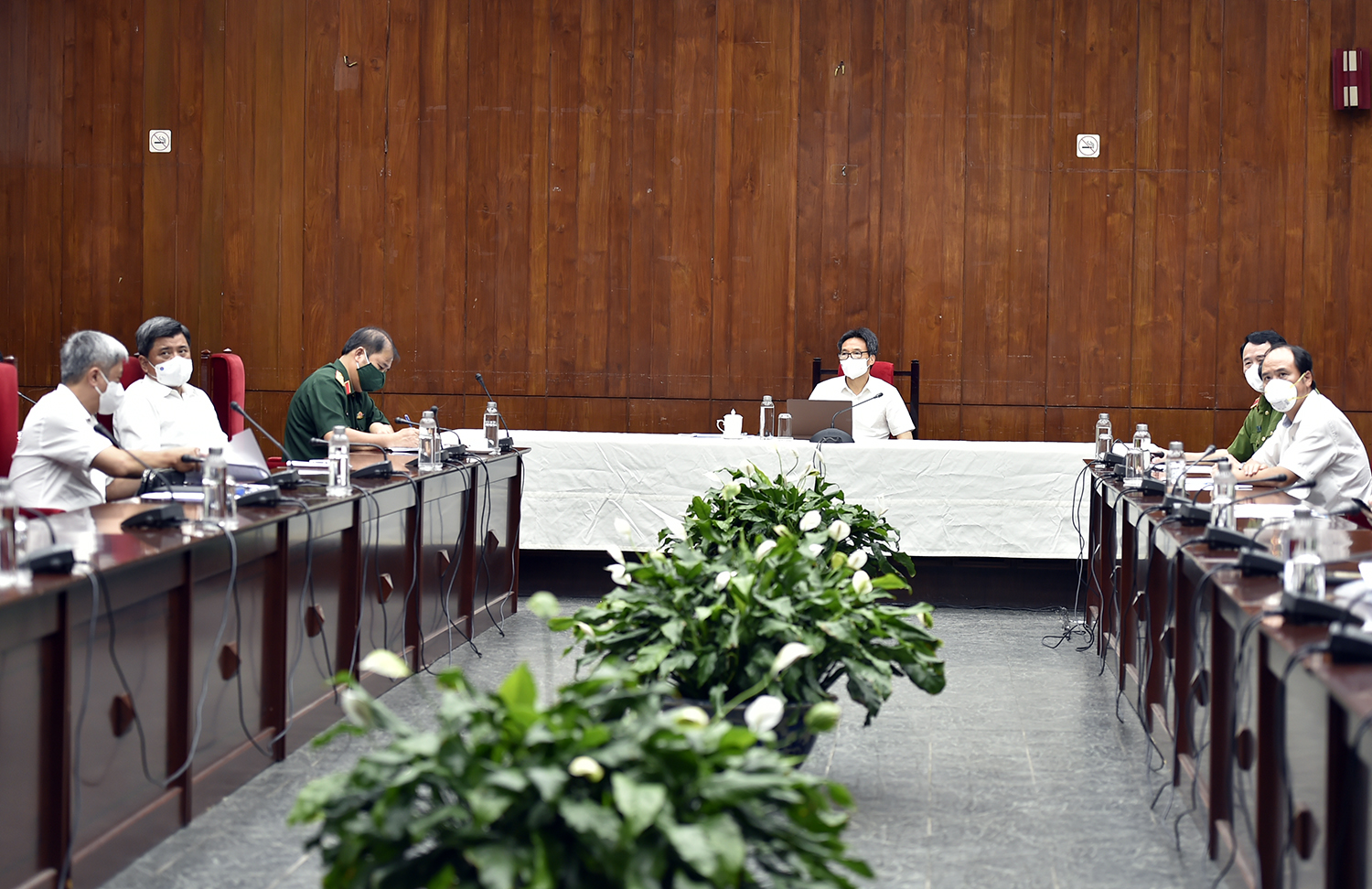 Ph&oacute; Thủ tướng Vũ Đức Đam v&agrave; c&aacute;c th&agrave;nh vi&ecirc;n Tổ c&ocirc;ng t&aacute;c đặc biệt của Ch&iacute;nh phủ về ph&ograve;ng, chống COVID-19 tại điểm cầu Cục H&agrave;nh ch&iacute;nh - Quản trị II (Văn ph&ograve;ng Ch&iacute;nh phủ), TP.HCM - Ảnh: VGP