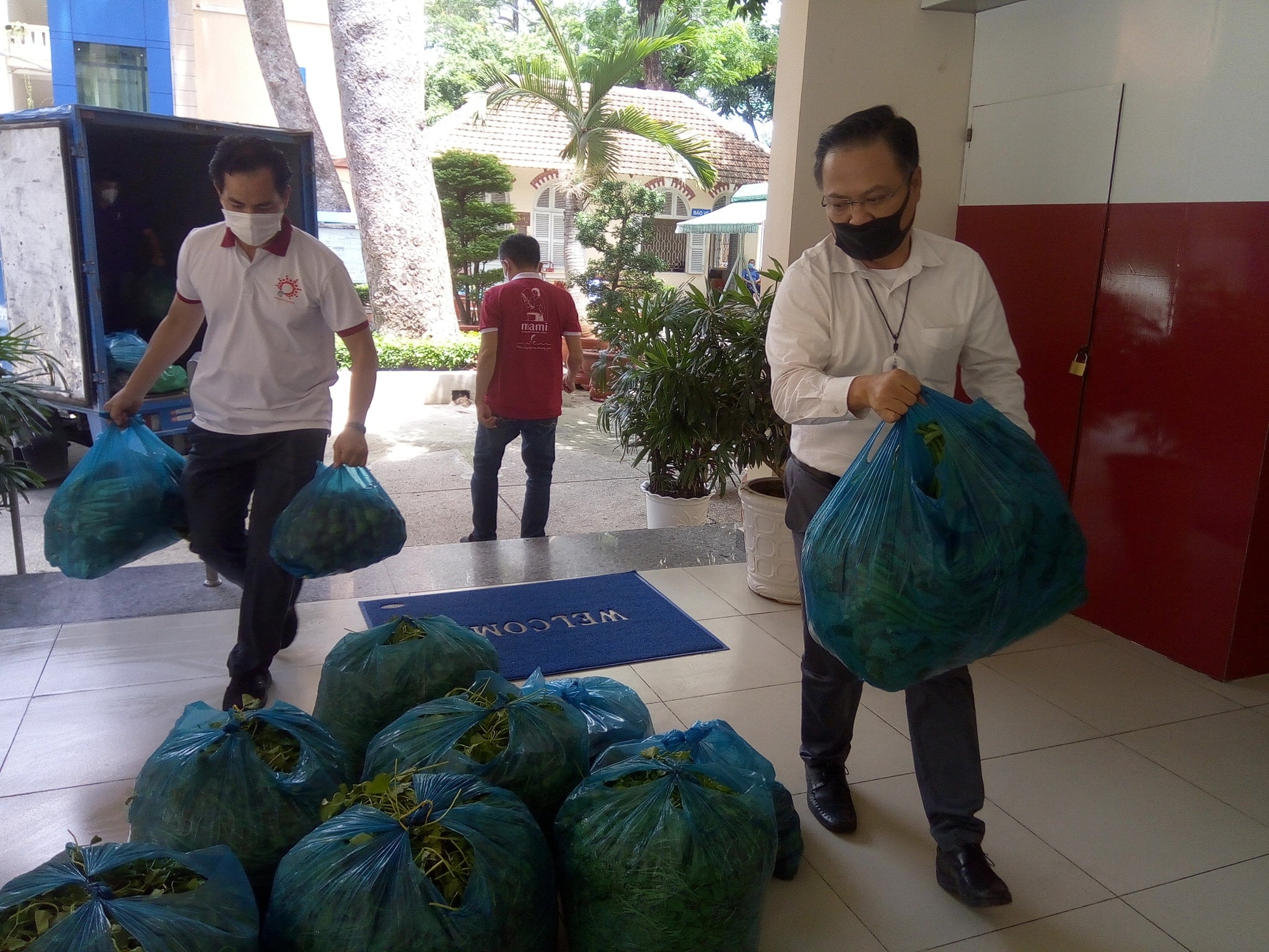 Khoảng 25 tấn rau củ quả do 3 doanh nghiệp chuyển về từ Tiền Giang để hỗ trợ người dân TP.HCM
