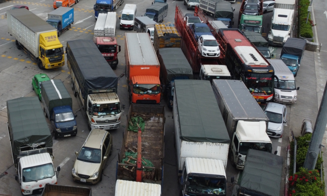 Từng hàng dài các phương tiện vẫn đang tắc cứng tại trạm kiểm soát Pháp Vân - Cầu Giẽ để kiểm tra điều kiện ra vào thành phố Hà Nội chiều ngày 24/7. Ảnh: Phương Thảo.