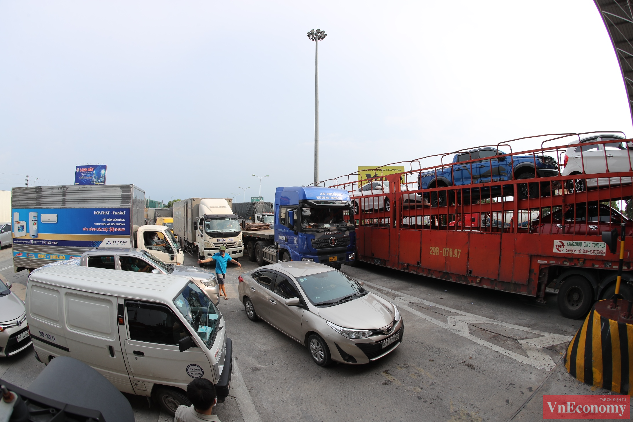 Ngày đầu tiên Hà Nội thực hiện giãn cách xã hội, hàng loạt xe ô tô đã phải quay đầu vì không được phép đi vào Hà Nội.