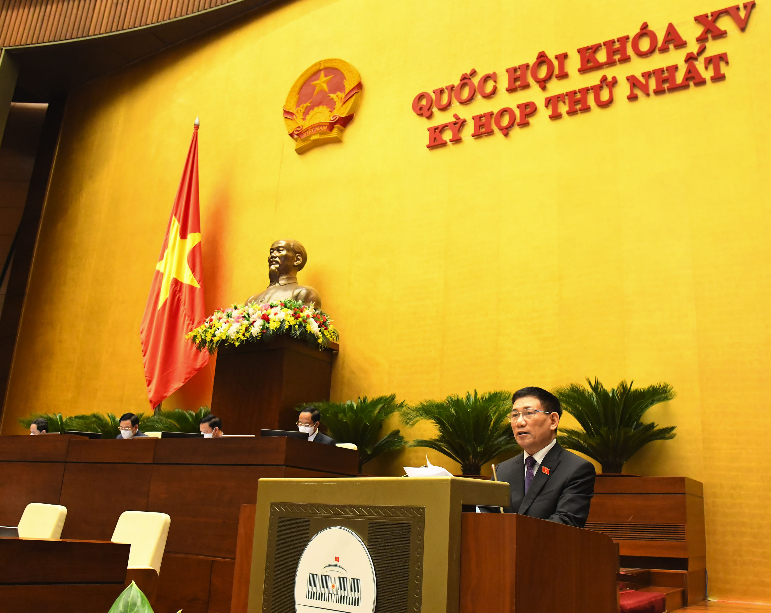 Bộ trưởng Tài chính Hồ Đức Phớc trình bày Báo cáo về công tác thực hành tiết kiệm, chống lãng phí năm 2020 - Ảnh: Quochoi.vn