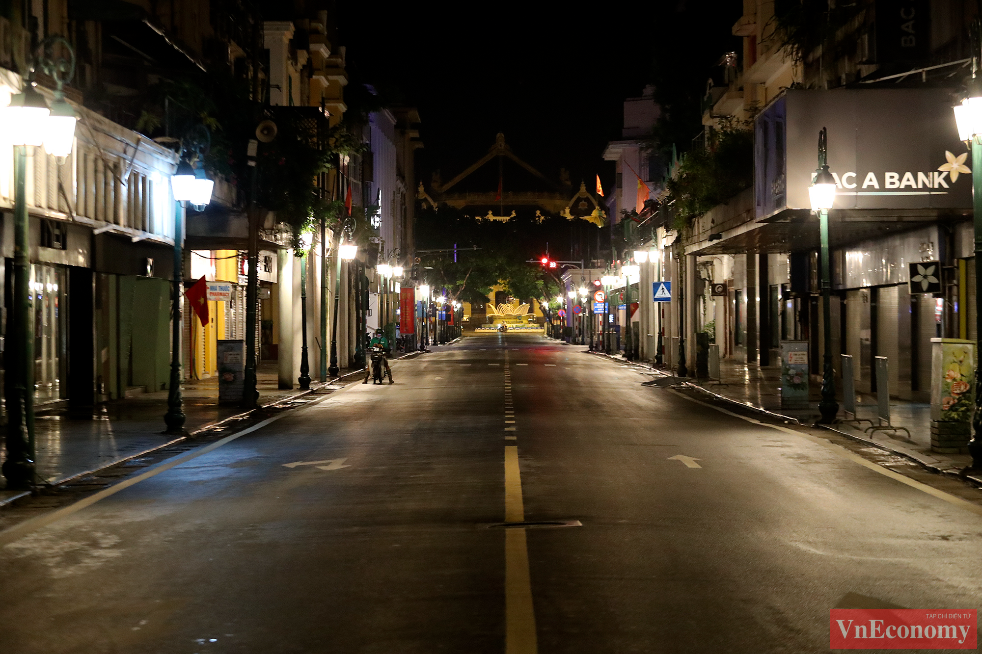 Do &aacute;p dụng&nbsp;c&aacute;c biện ph&aacute;p cấp b&aacute;ch ph&ograve;ng chống dịch Covid-19 theo C&ocirc;ng điện 15, n&ecirc;n c&aacute;c cửa h&agrave;ng kinh doanh kh&ocirc;ng thiết yếu đ&atilde; đ&oacute;ng cửa v&agrave;i ng&agrave;y nay, đường phố cũng đ&atilde; vắng vẻ hơn rất nhiều.