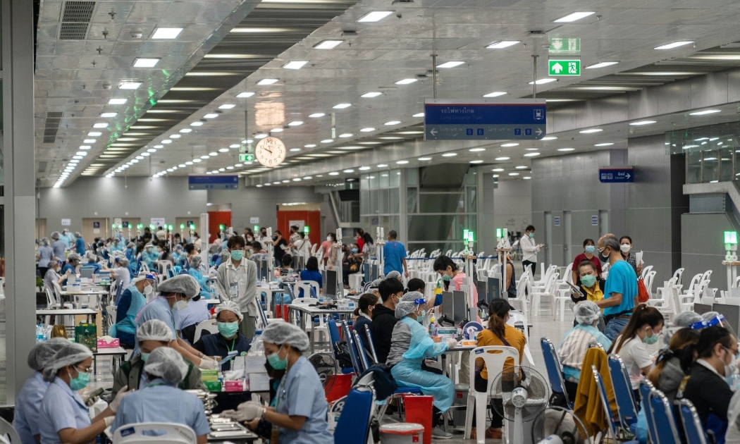 Tiêm phòng Covid-19 bằng vaccine AstraZeneca tại một cơ sở ở Bangkok, Thái Lan hôm 16/7 - Ảnh: Bloomberg.