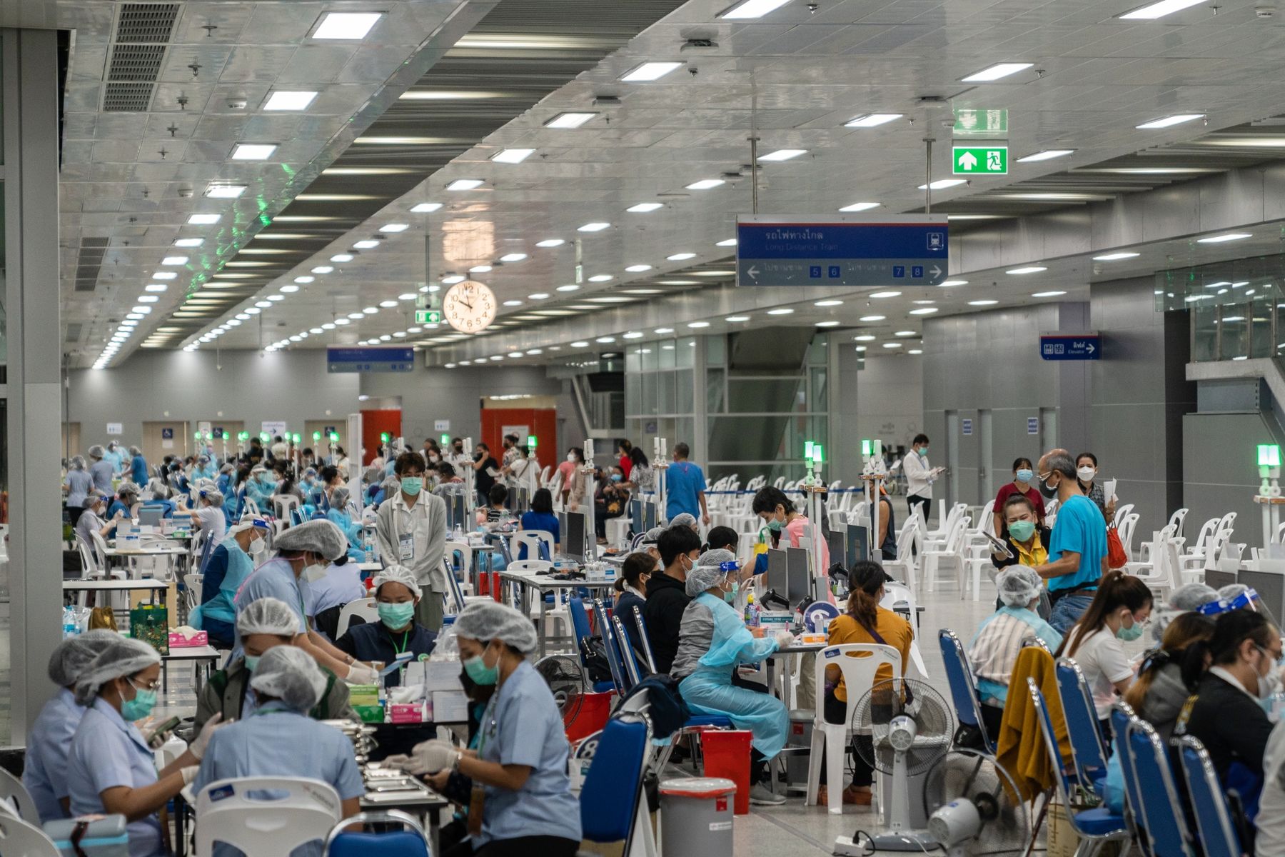 Tiêm phòng Covid-19 bằng vaccine AstraZeneca tại một cơ sở ở Bangkok, Thái Lan hôm 16/7 - Ảnh: Bloomberg.