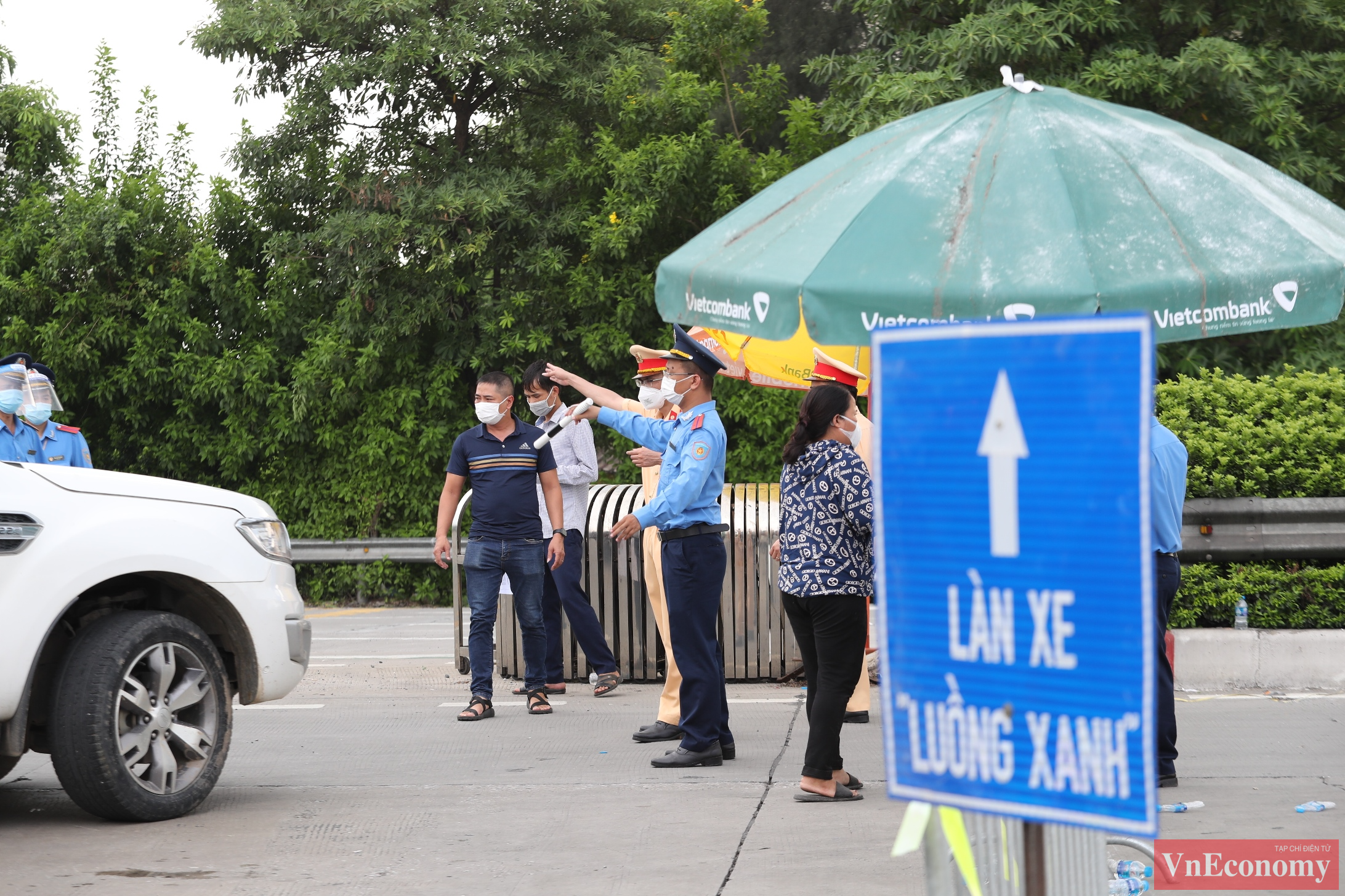 Chỉ các phương tiện đủ điều kiện “luồng xanh” mới được lưu thông vào thành phố. Các phương tiện còn lại phải quay dầu.