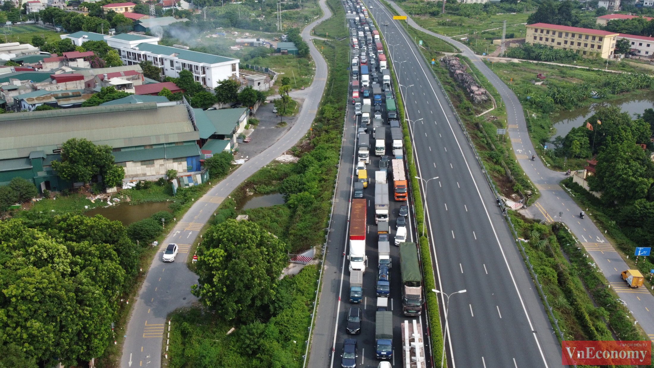 Lái xe phải khai báo y tế, đo thân nhiệt và kiểm tra lịch trình cũng như các giấy tờ liên quan đối với phương tiện được ưu tiên đi vào Hà Nội.. Ảnh: Phương Thảo.