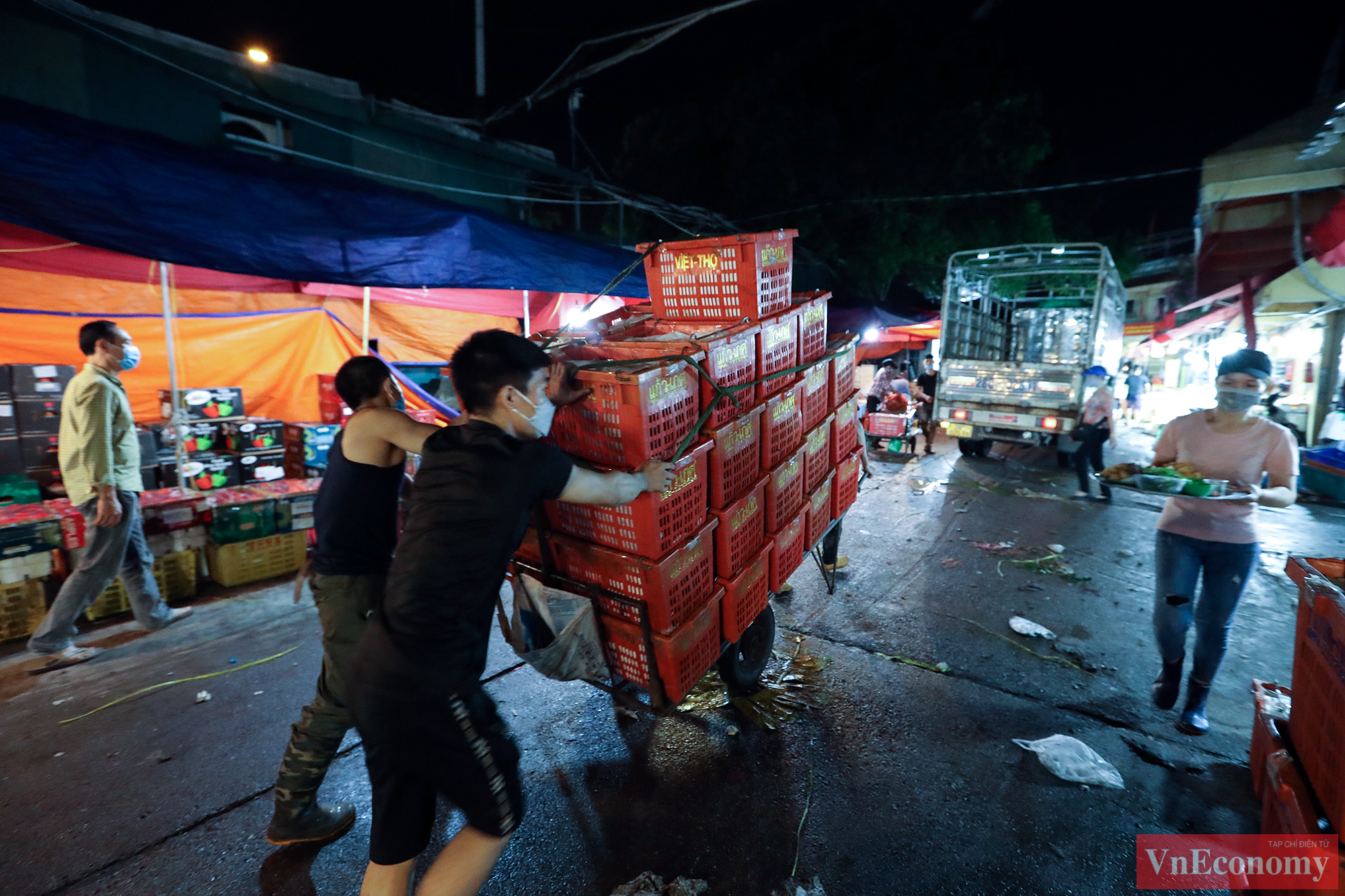 Đây là khu vực có lưu lượng hàng hóa giao thương lớn, người mua bán tập trung đông nhất là vào dịp  ngày tuần, rằm. Để phòng, chống dịch bệnh, Ban quản lý chợ thường xuyên tuyên truyền đến từng tiểu thương với nội dung khuyến cáo thực hiện đầy đủ quy định 5K của Bộ Y tế.