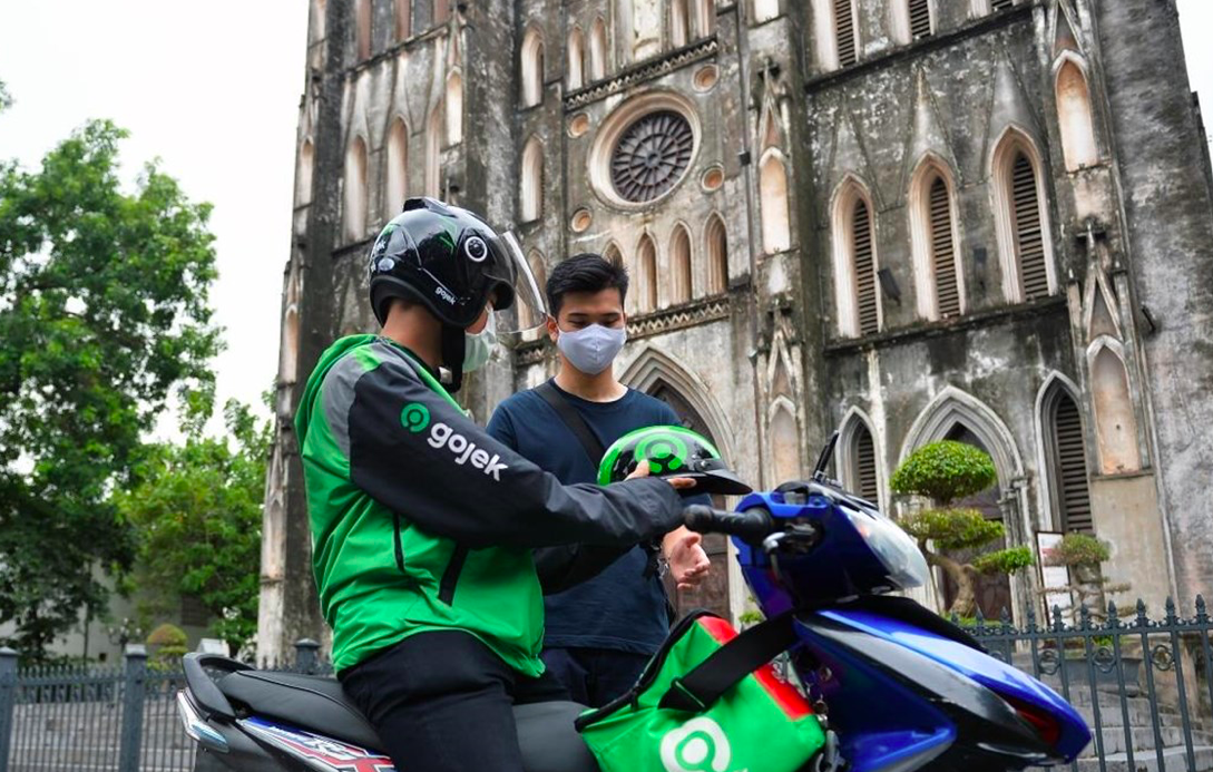 Các hãng gọi xe công nghệ cũng phát đi thông báo tạm dừng nhiều dịch vụ vận chuyển tại Hà Nội - (Ảnh: VietnamPlus).