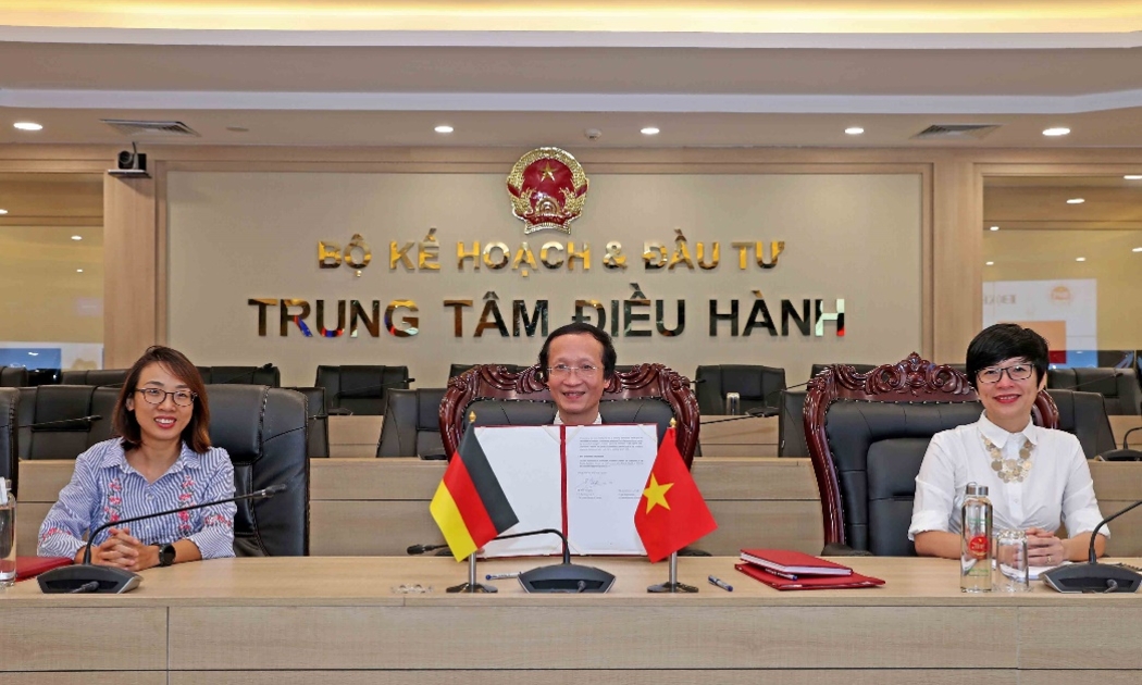 Ông Phạm Hoàng Mai ký kết Biên bản tại điểm cầu Bộ Kế hoạch và Đầu tư. Ảnh: Đức Trung (MPI).