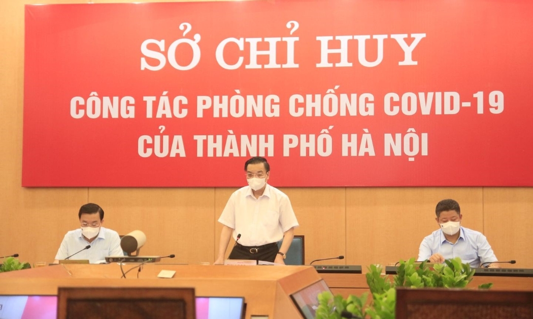 Chủ tịch Uỷ ban nhân dân TP. Hà Nội Chu Ngọc Anh (đứng giữa) chủ trì cuộc họp Sở Chỉ huy Công tác phòng chống Covid-19 thành phố tối 24/7.