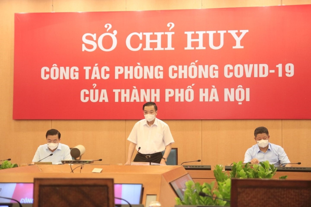 Chủ tịch Uỷ ban nhân dân TP. Hà Nội Chu Ngọc Anh (đứng giữa) chủ trì cuộc họp Sở Chỉ huy Công tác phòng chống Covid-19 thành phố tối 24/7. 