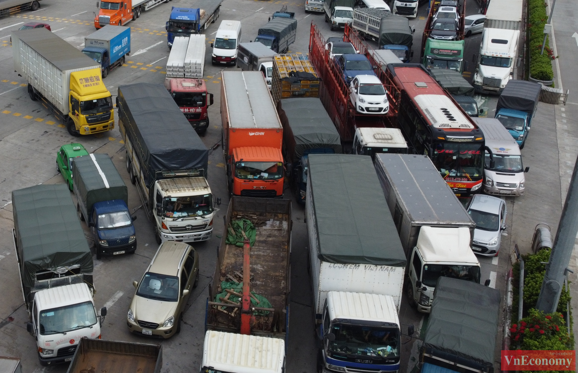 Cho đến tận chiều nay, 24/7, từng hàng dài các phương tiện vẫn đang tắc cứng tại trạm kiểm soát Pháp Vân - Cầu Giẽ để kiểm tra điều kiện ra vào thành phố Hà Nội.