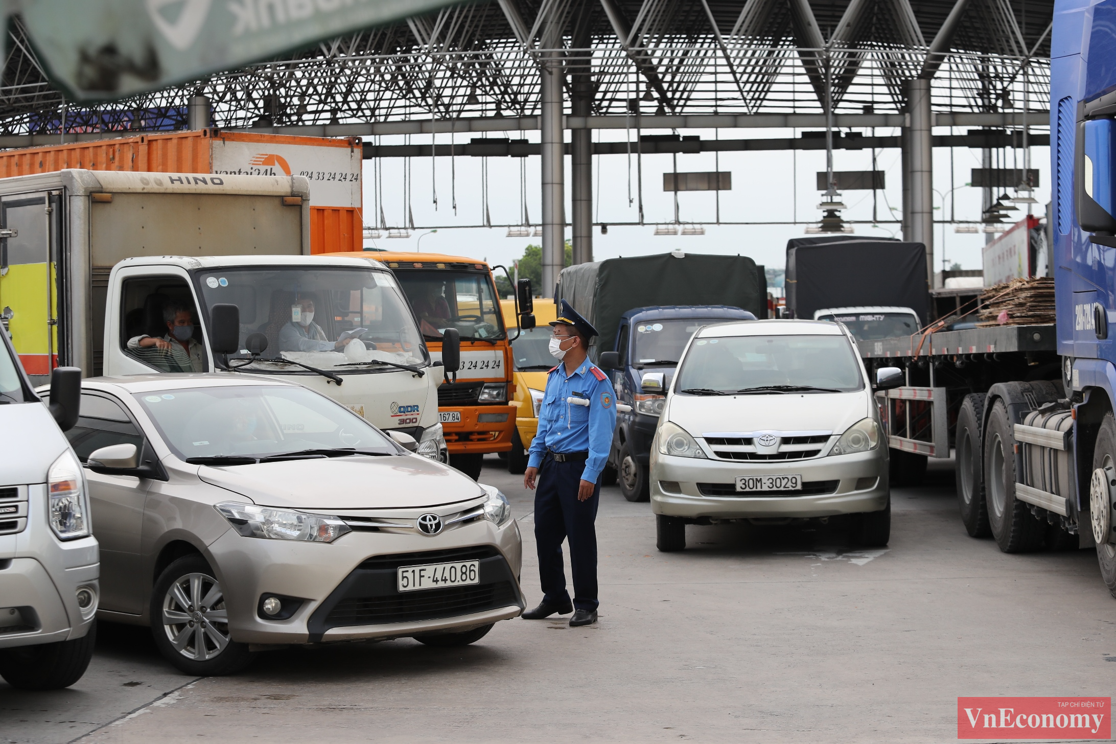 Lực lượng chức năng đ&atilde; cố gắng phối hợp vừa kiểm tra điều kiện lưu th&ocirc;ng của phương tiện, vừa ph&acirc;n luồng giao th&ocirc;ng.