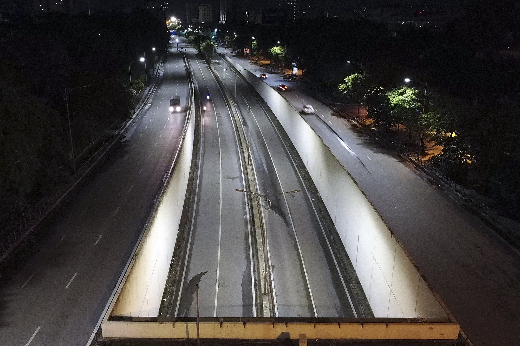 Từ ng&agrave;y 24/7, H&agrave; Nội chắc hẳn sẽ c&oacute; khung cảnh vắng vẻ kh&aacute;c lạ trong suốt 15 ng&agrave;y. Tuy nhi&ecirc;n, đ&acirc;y l&agrave; việc l&agrave;m cần thiết để ngăn chặn tốc độ l&acirc;y nhiễm của dịch,&nbsp;nhằm sớm đẩy l&ugrave;i dịch bệnh Covid-19.