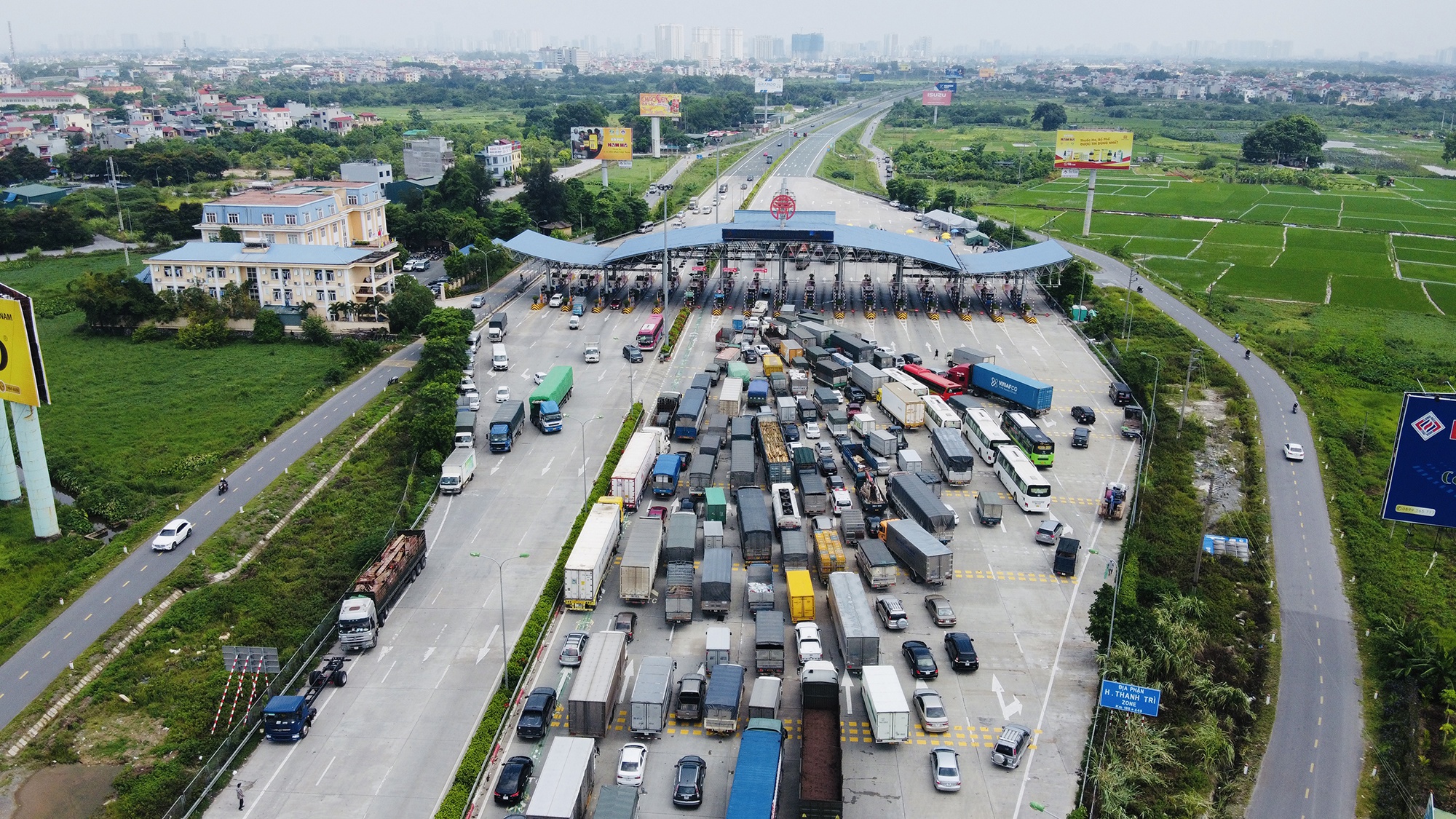 Tình trạng ùn ứ tại trạm thu phí Pháp Vân - Cầu Giẽ, 80% phương tiện phải quay đầu.