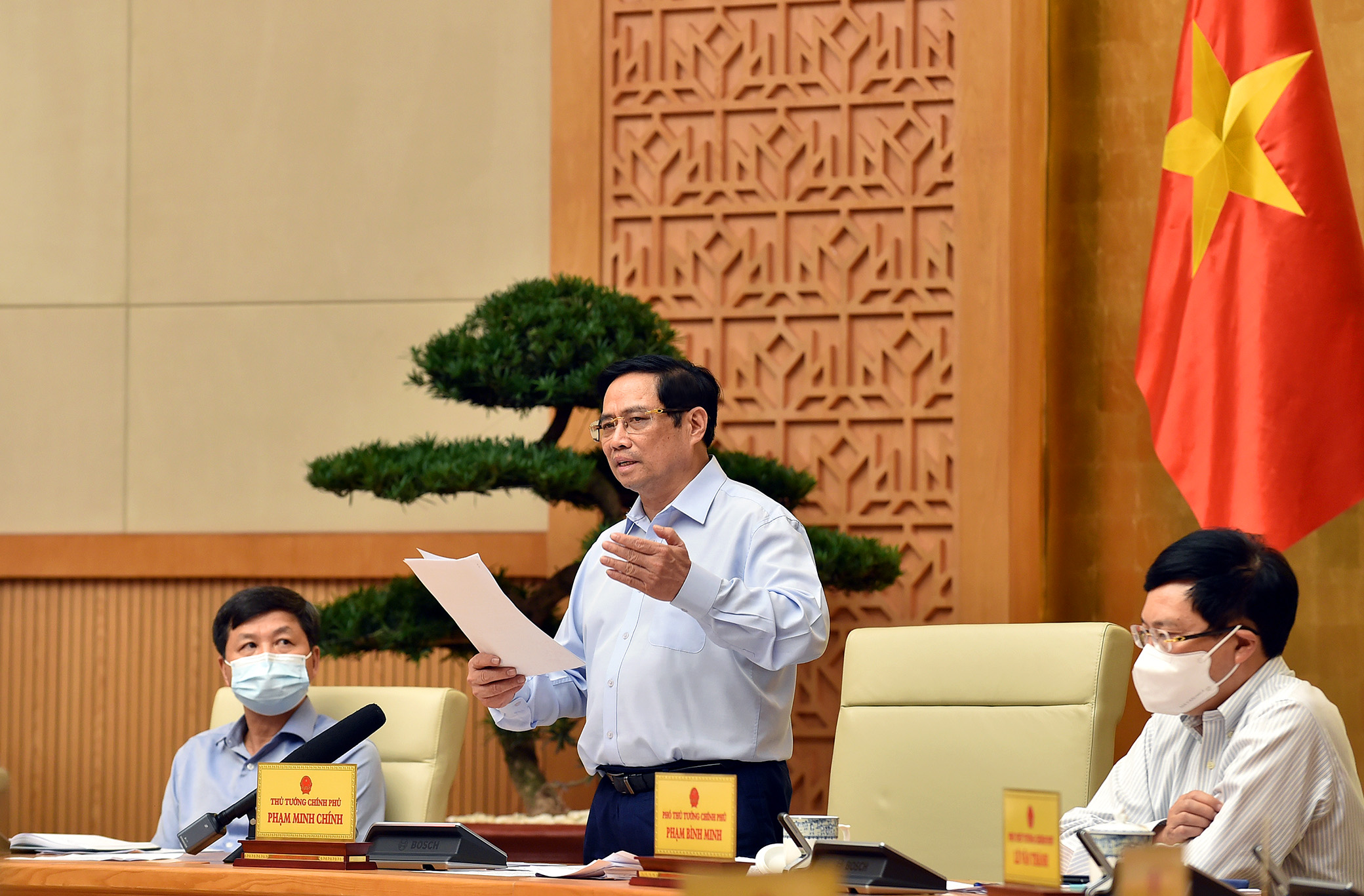 Thủ tướng cho rằng vẫn còn hiện tượng chủ quan, lơ là, mất cảnh giác ở một số nơi, cơ quan, đơn vị; một bộ phận người dân chưa thực hiện nghiêm yêu cầu giãn cách - Ảnh: VGP.