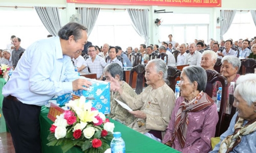 Mức hưởng trợ cấp ưu đãi hàng tháng với Bà mẹ Việt Nam anh hùng bằng 3 lần mức chuẩn