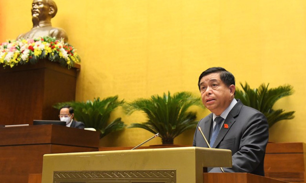 Bộ trưởng Bộ Kế hoạch và Đầu tư nhiệm kỳ 2016-2021 Nguyễn Chí Dũng trình bày báo cáo trước Quốc hội - Ảnh: Quochoi.vn