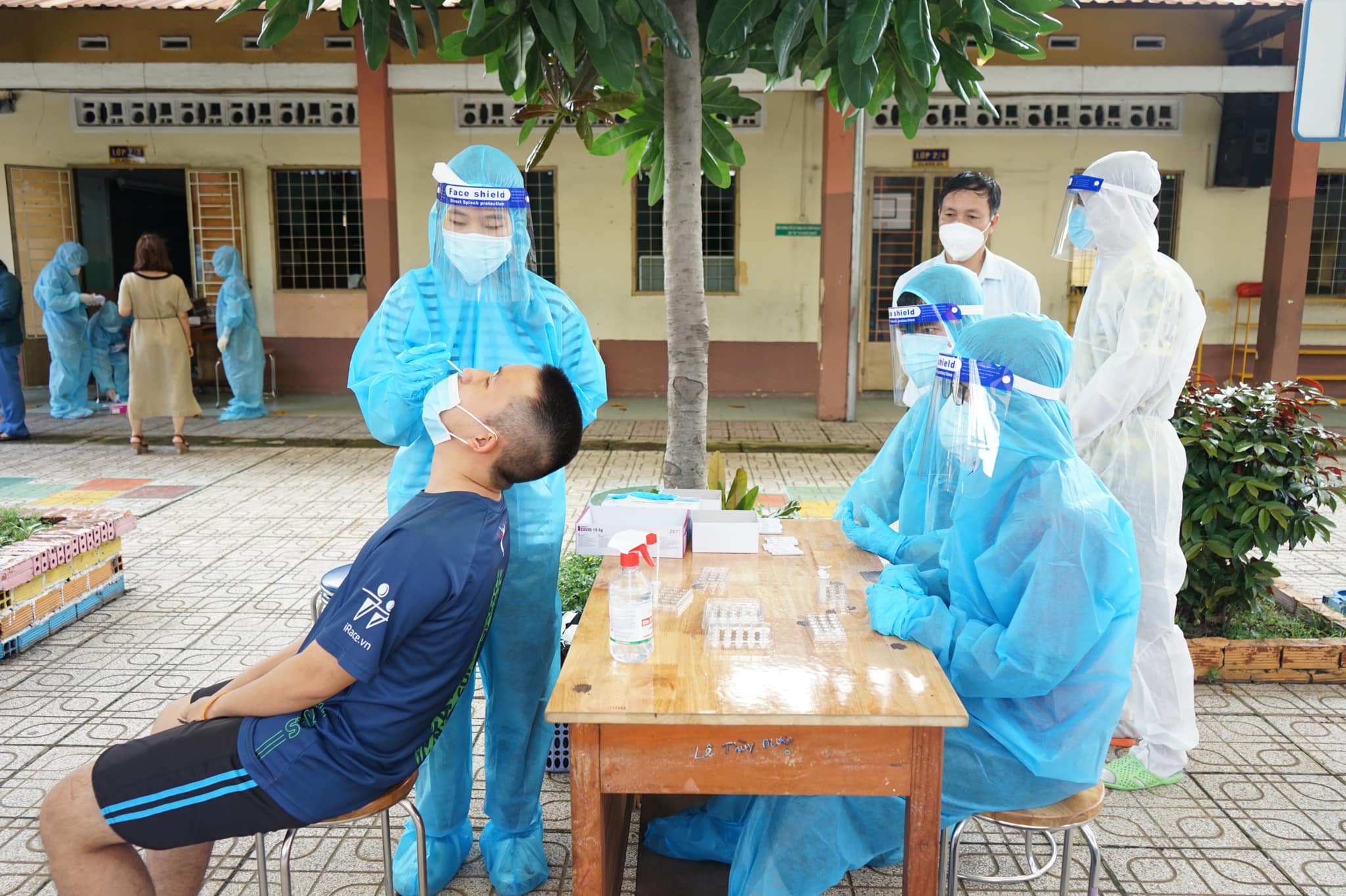 Lấy mẫu xét nghiệm covid-19 tại TP.HCM. Ảnh - Bộ Y tế. 
