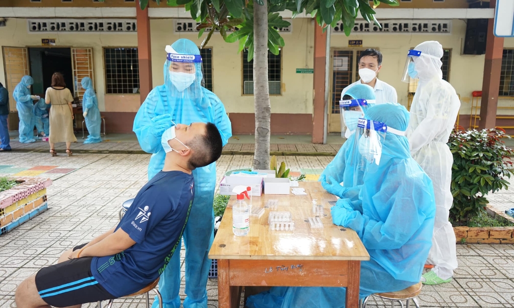 Lấy mẫu xét nghiệm covid-19 tại TP.HCM. Ảnh - Bộ Y tế.