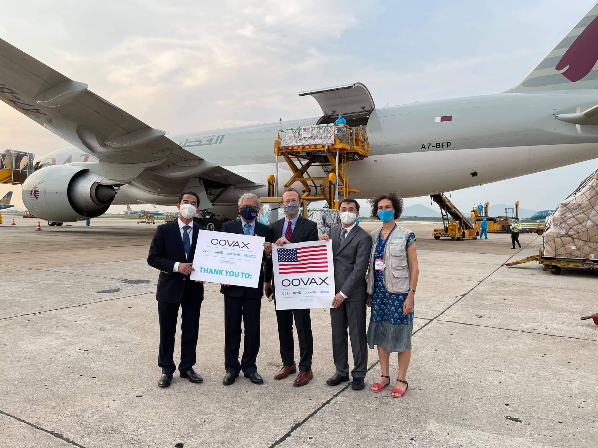 Thứ trưởng Bộ Y tế Trần Văn Thuấn tiếp nhận lô vaccine Moderna.