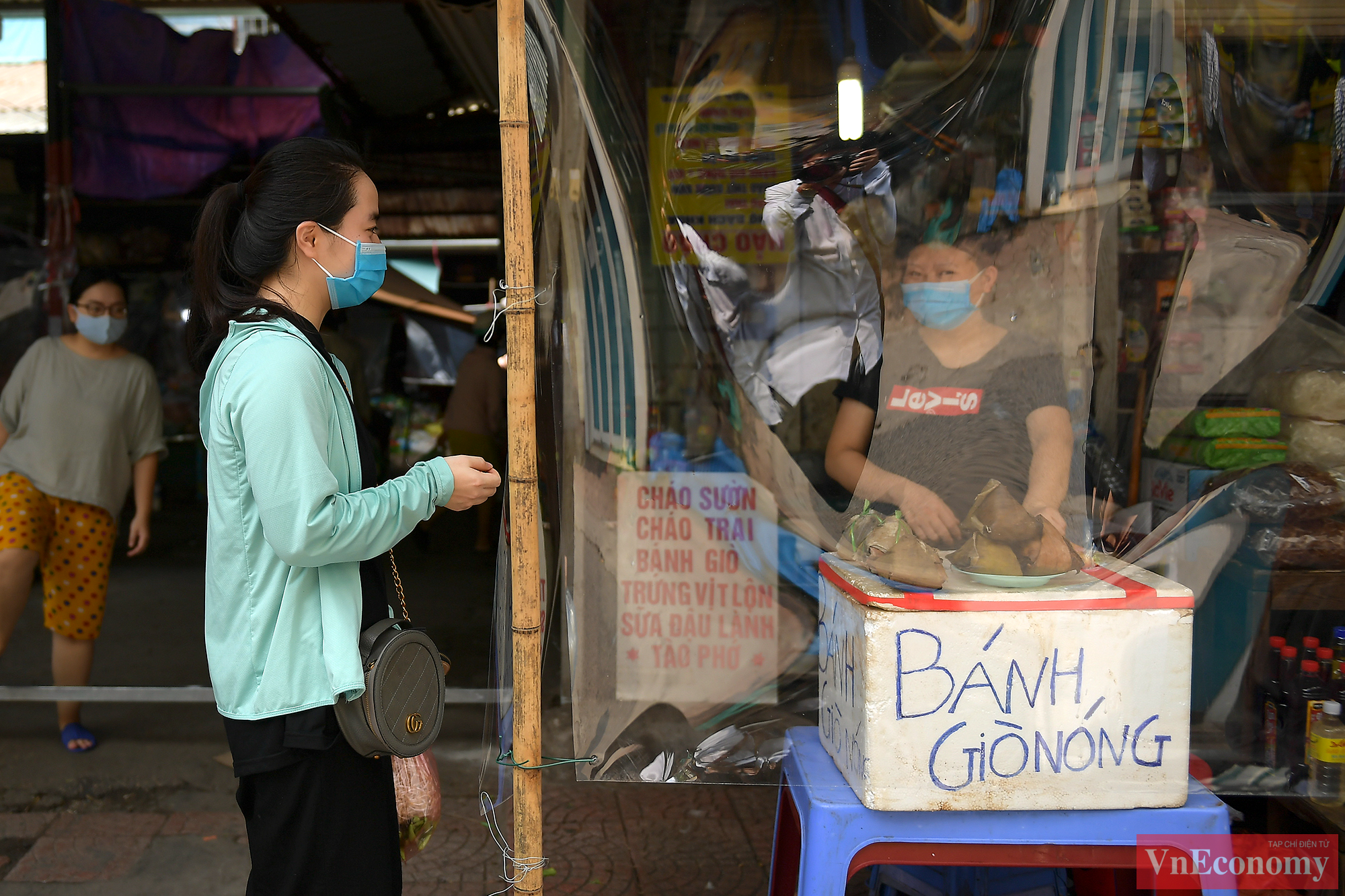 B&agrave; con tiểu thương tại chợ B&aacute;ch Khoa cho biết, những ng&agrave;y qua nguồn h&agrave;ng tại chợ vẫn ổn định, gi&aacute; cả kh&ocirc;ng thay đổi nhiều so với thời điểm dịch Covid-19 chưa b&ugrave;ng ph&aacute;t mạnh.