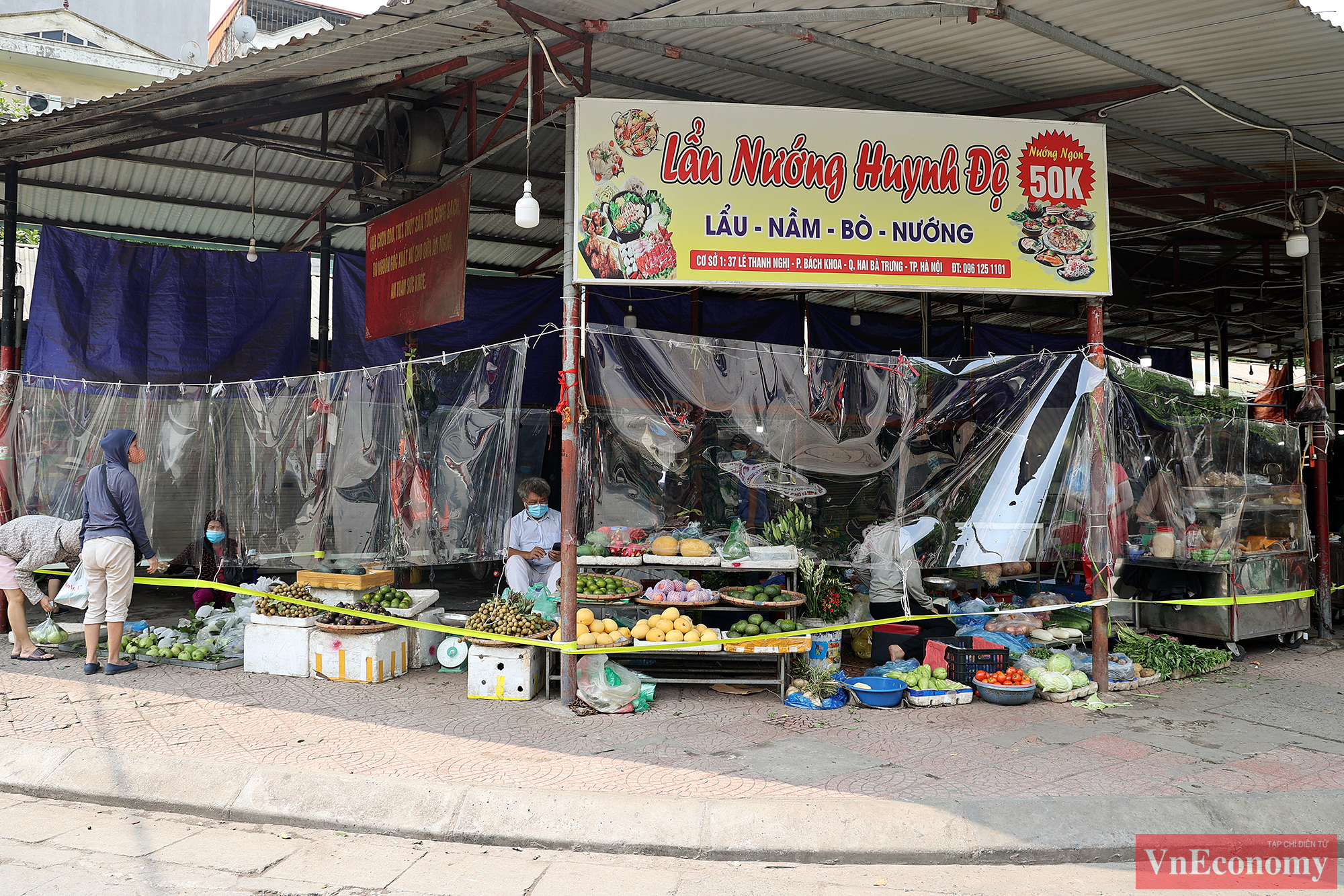 Việc lắp tấm chắn giúp hạn chế tiếp xúc, ngăn giọt bắn trong khi không ảnh hưởng đến việc mua bán.