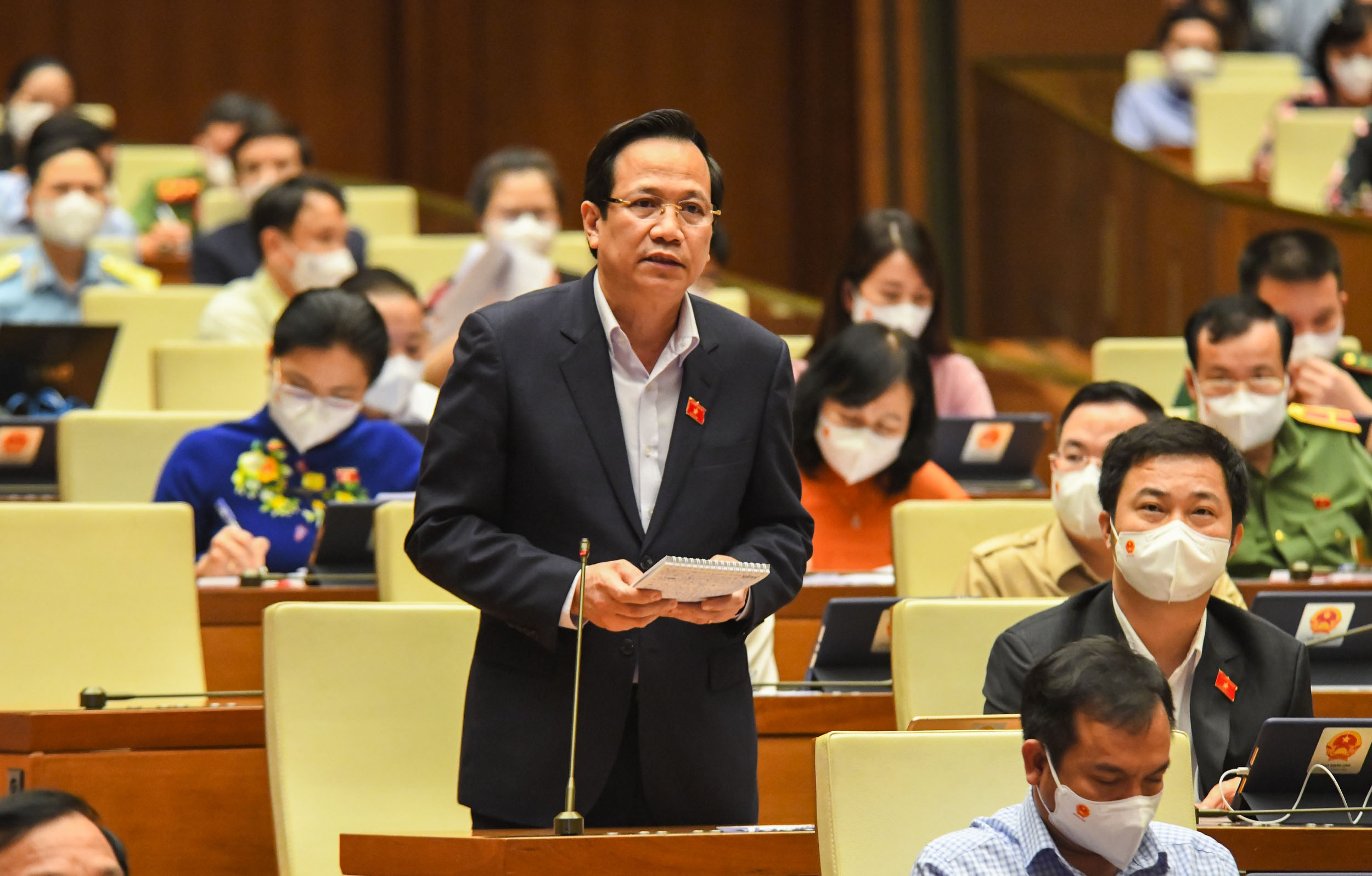 Bộ trưởng Bộ Lao động - Thương binh và Xã hội Đào Ngọc Dung giải trình, làm rõ một số vấn đề các đại biểu Quốc hội quan tâm - Ảnh: Quochoi.vn