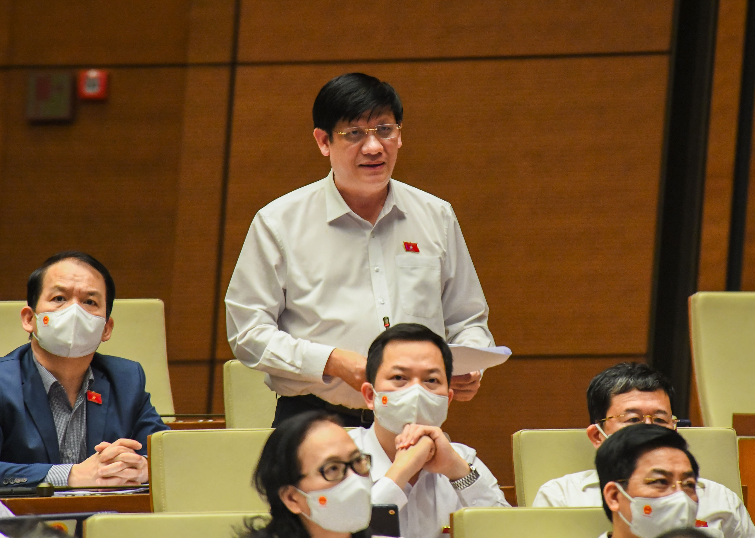 Bộ trưởng Bộ Y tế Nguyễn Thanh Long giải trình, làm rõ một số vấn đề các đại biểu Quốc hội quan tâm - Ảnh: Quochoi.vn