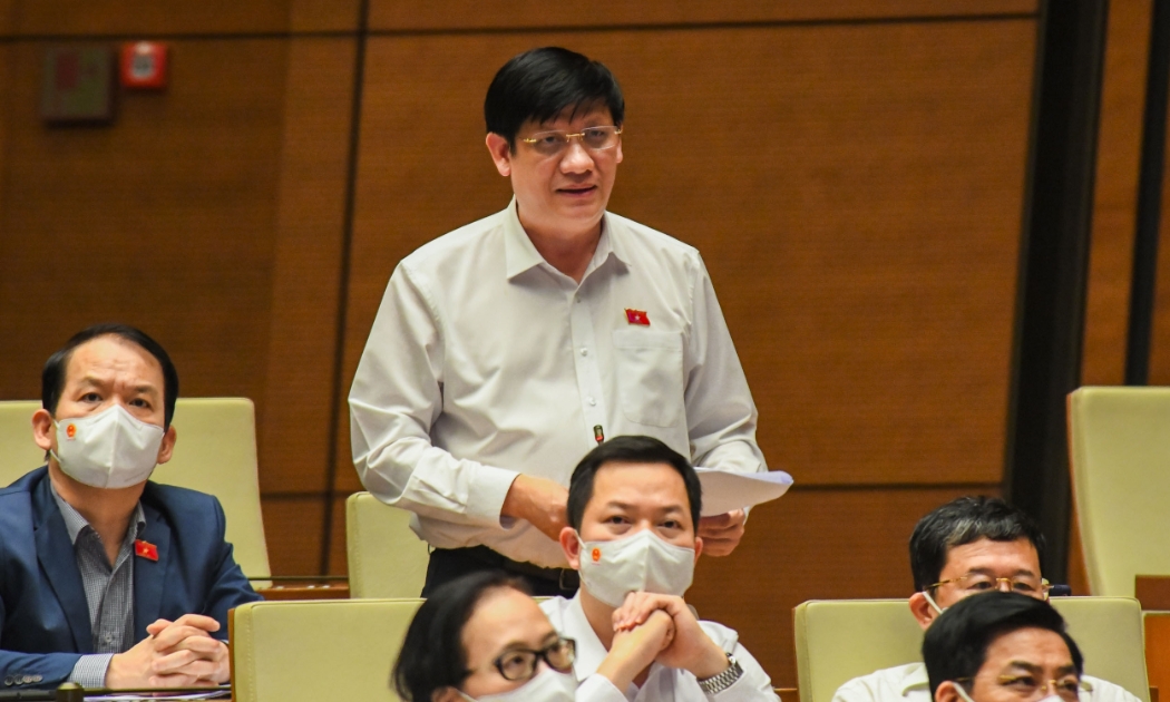 Bộ trưởng Bộ Y tế Nguyễn Thanh Long giải trình, làm rõ một số vấn đề các đại biểu Quốc hội quan tâm - Ảnh: Quochoi.vn