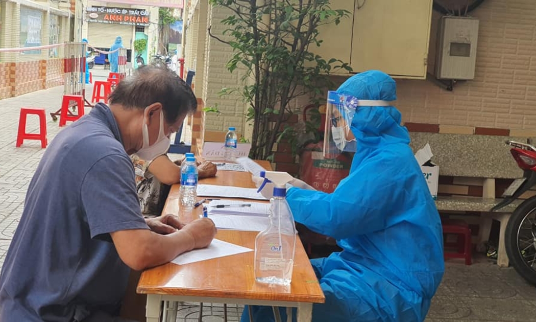 Lấy mẫu xét nghiệm covid-19 tại TP.HCM. Ảnh - Khánh Phương.