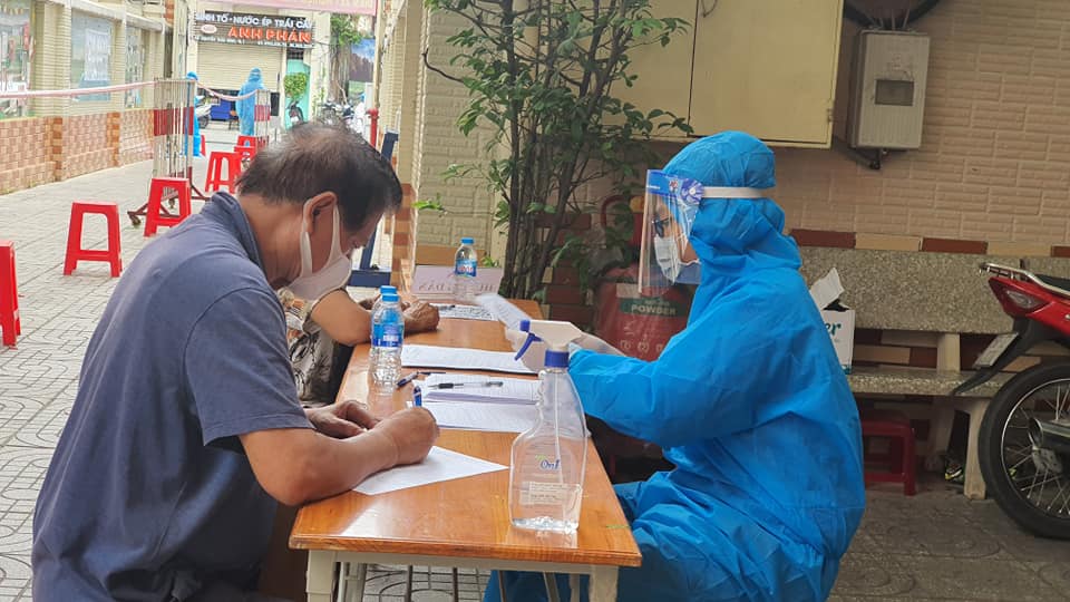 Lấy mẫu xét nghiệm covid-19 tại TP.HCM. Ảnh - Khánh Phương. 